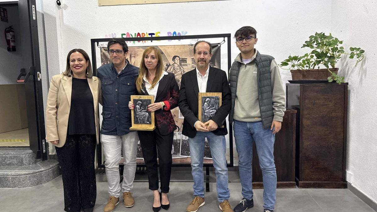 Autoridades con los galardonados.