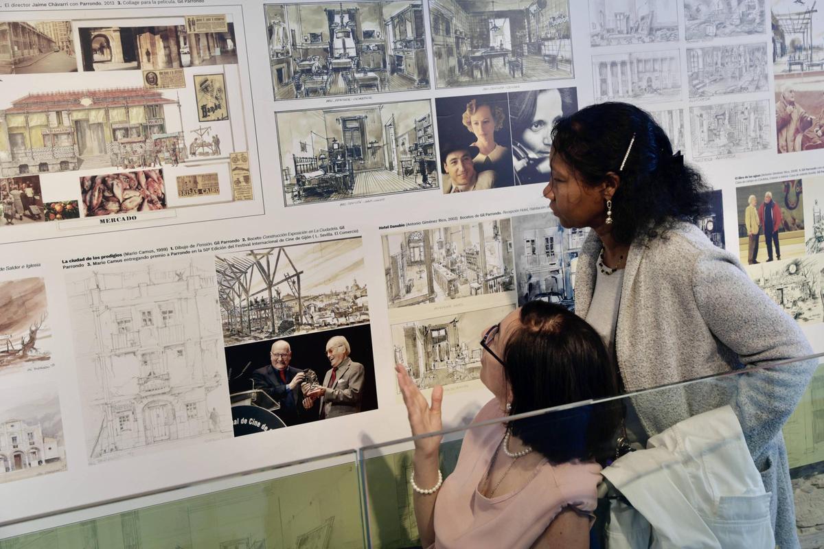 Visitantes en la exposición dedicada a la Gil Parrondo de la Casa de las Artes y las Ciencias.