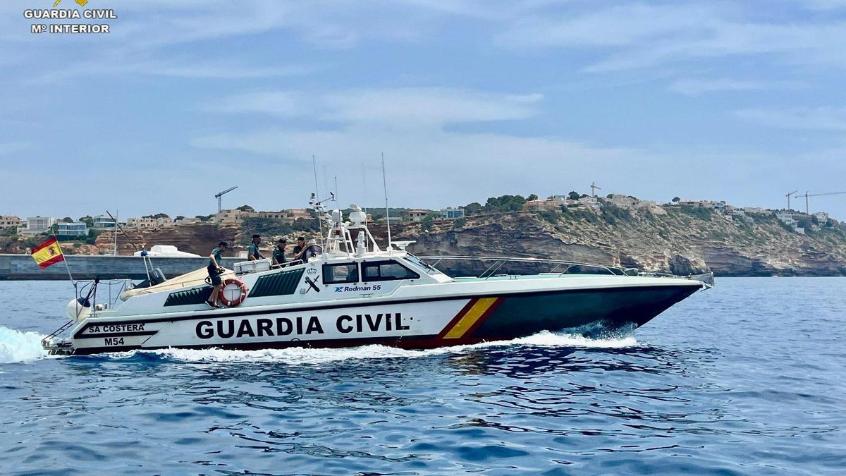 Una patrullera de la Guardia Civil, durante la búsqueda.