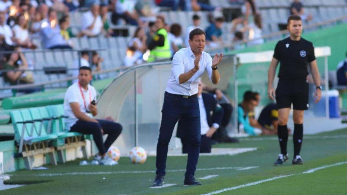 Manuel Mosquera, en la banda de El Arcángel, en un encuentro del Córdoba CF.