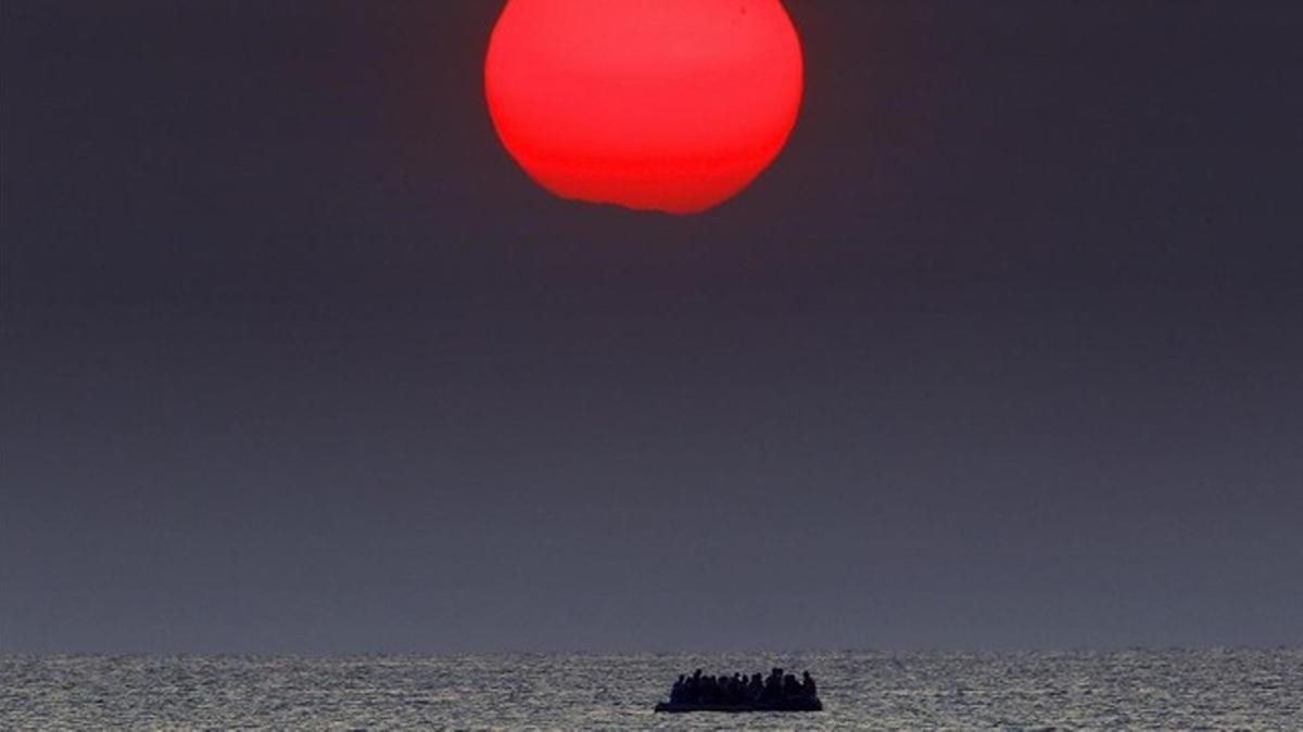 Barca de refugiados en medio del mar Egeo.