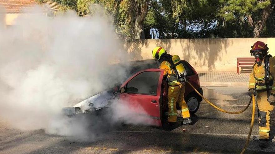 Aparatoso incendio de un turismo en la carretera de les Rotes de Dénia