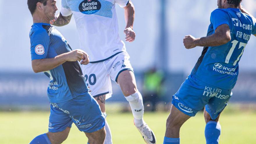 José Ángel, en una disputa con dos jugadores del Fuenlabrada. |  // L. O.