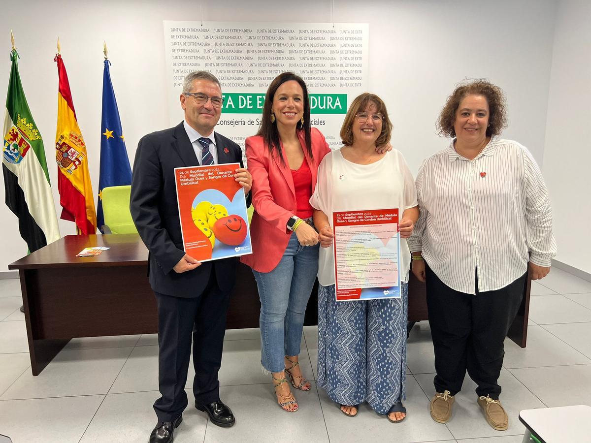 El coordinador de Trasplantes, la consejera de Salud y las responsables de Admo en rueda de prensa, ayer.