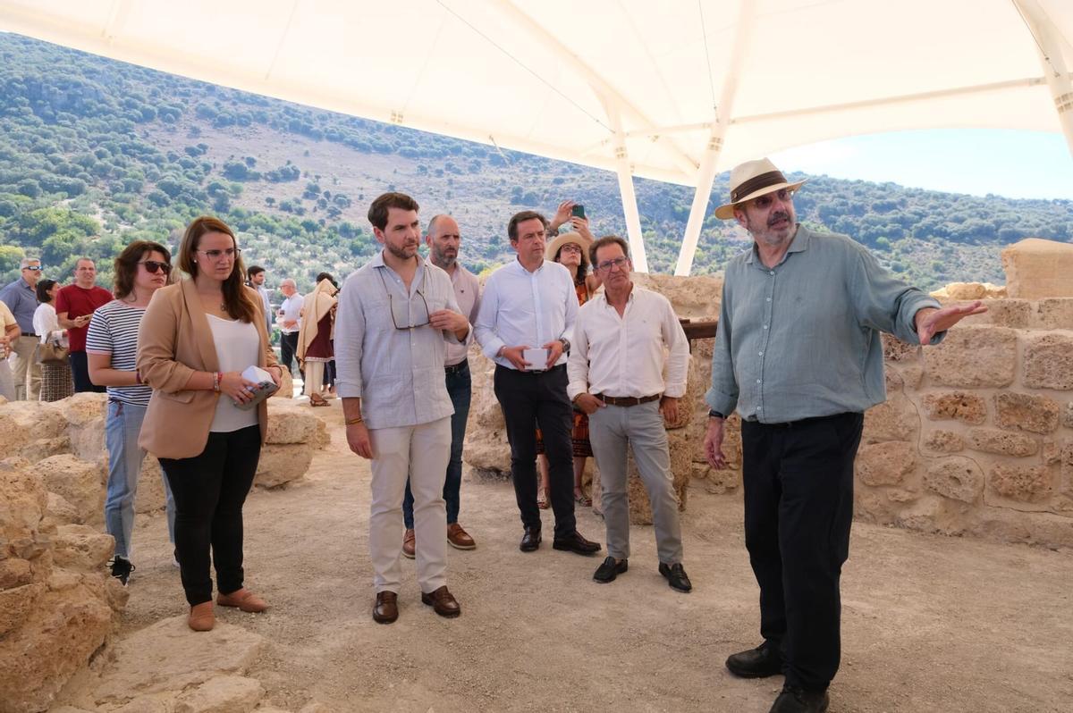 Visita al yacimiento arqueológico del cerro de la Merced en Cabra, el día de su inauguración en 2023.