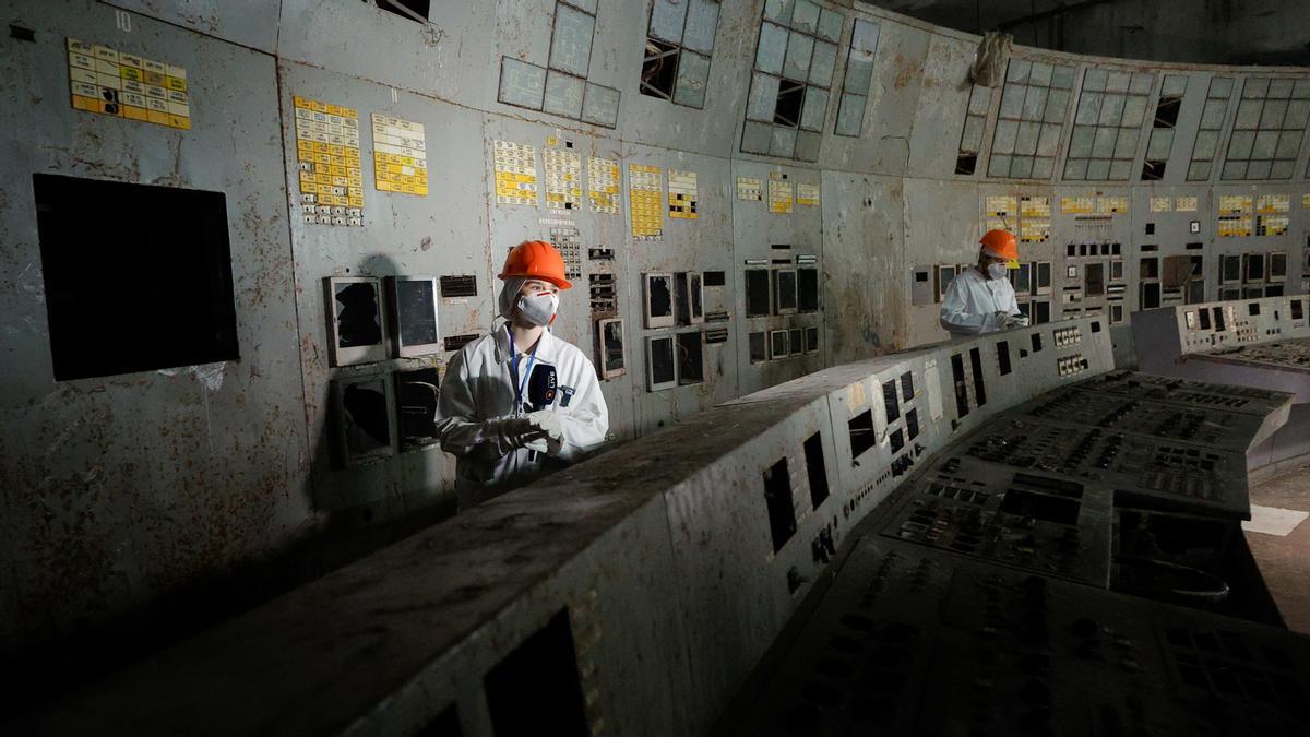 Visitantes en la sala de control del reactor 4 de la central nuclear de Chernóbil, Ucrania.