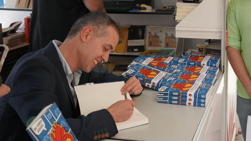 Raúl Sánchez firma ejemplares de ‘No somos héroes’ en la  Feria del Libro de Madrid.