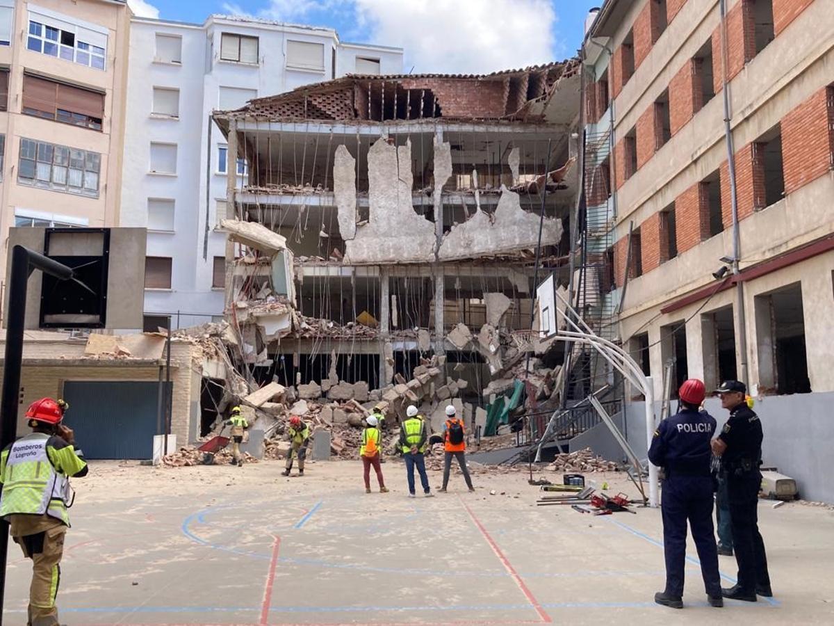 Imagen del derrumbe de la fachada interior del colegio Adoratrices de Logroño