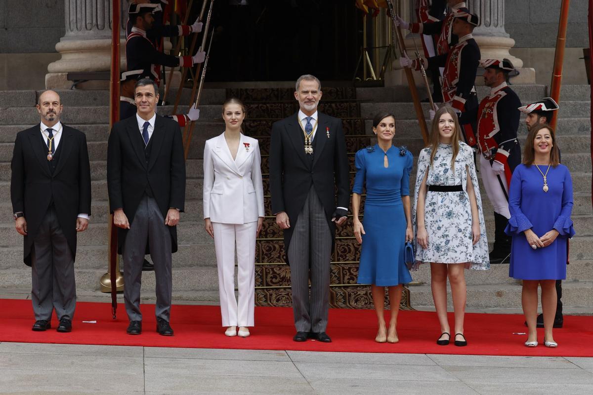 La familia real en la entrada al Congreso de los diputados