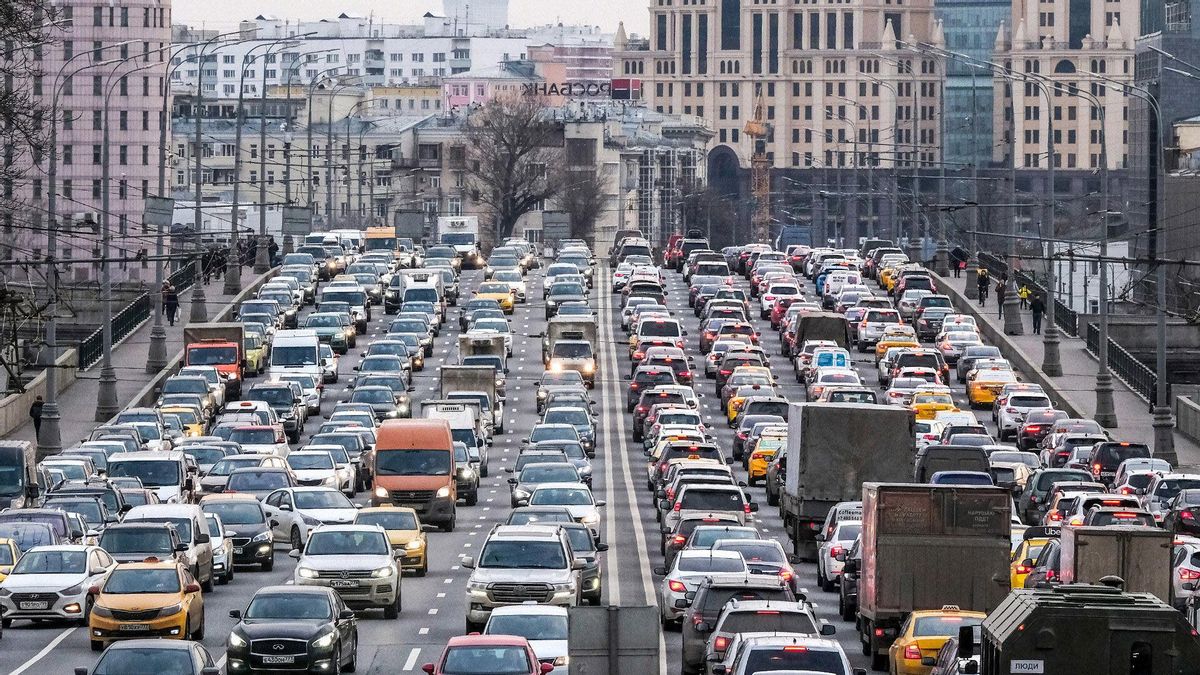 Coches en un atasco en Moscú.