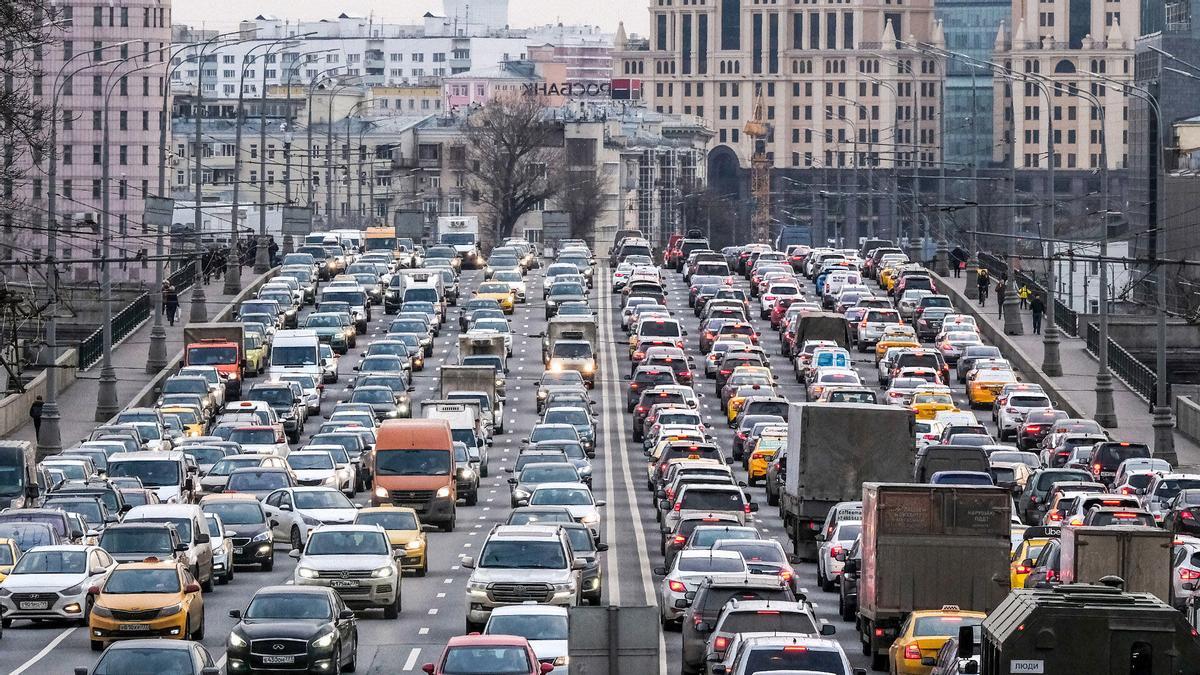Coches en un atasco en Moscú.