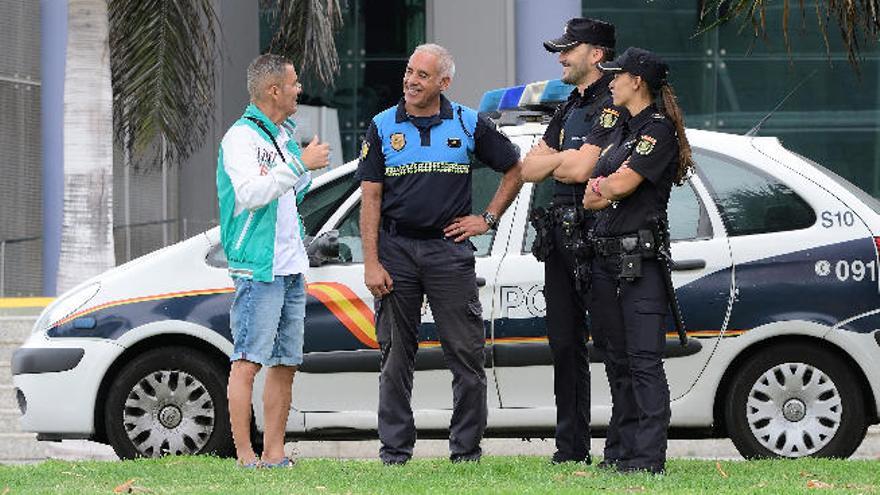 Juan Jesús Sosa, primero por la izquierda, habla con los tres agentes que intervinieron cuando sufrió una parada cardiaca en el parque de Satan Catalina.