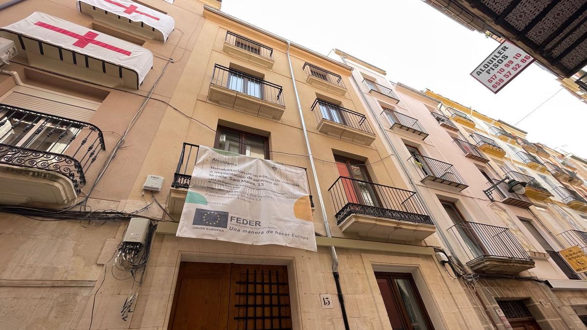 Un edificio en la calle Sant Maure 13 que ha sido rehabilitado con el plan ARRU y, en este caso, también con fondos europeos