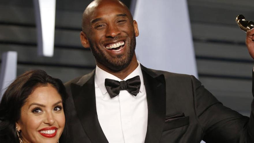 Kobe Bryant y su mujer Vanessa, con la &#039;estatuilla&#039; del Oscar