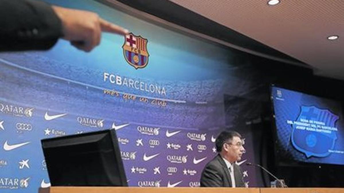 Bartomeu atiende a los periodistas en la sala de prensa del Camp Nou.
