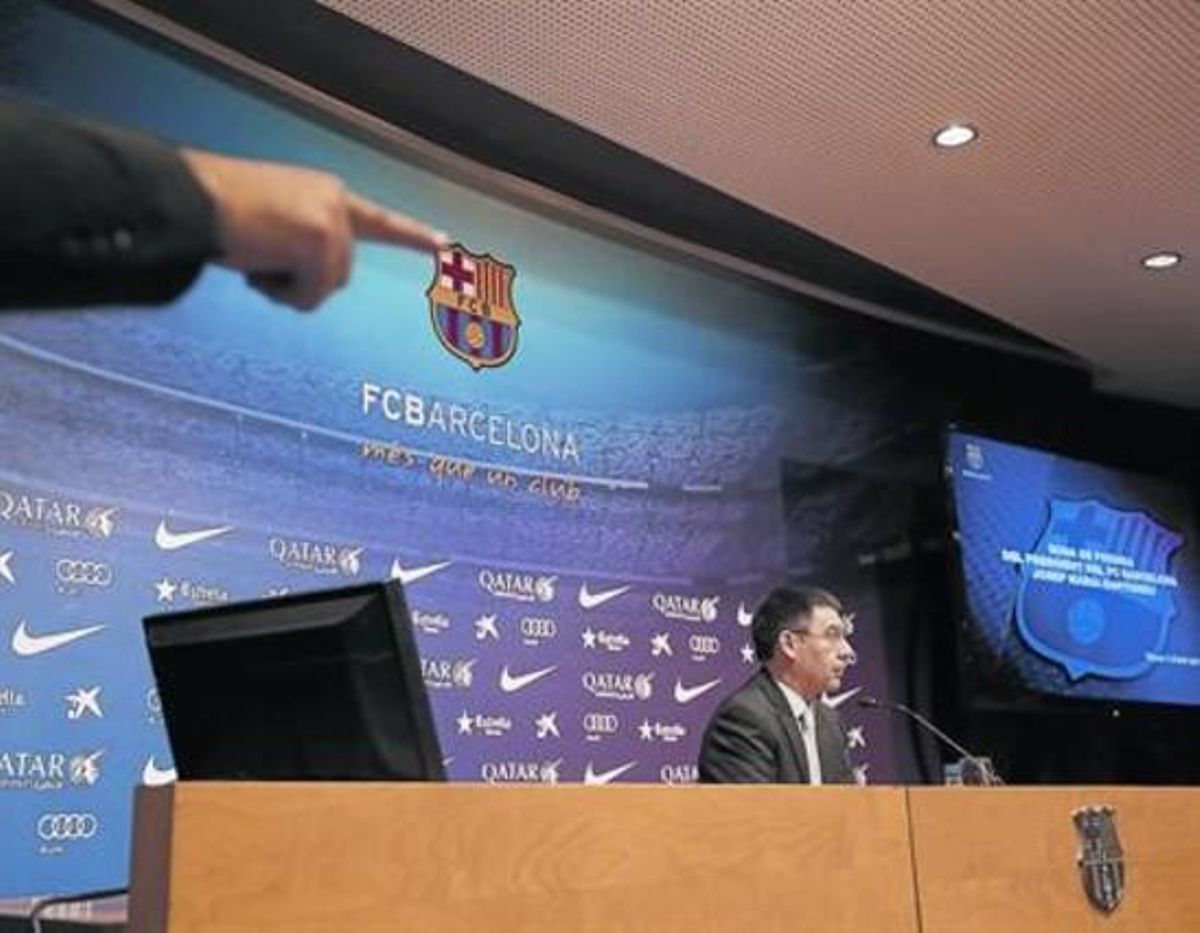 Bartomeu atén els periodistes a la sala de premsa del Camp Nou. Bartomeu atén els periodistes a la sala de premsa del Camp Nou.
