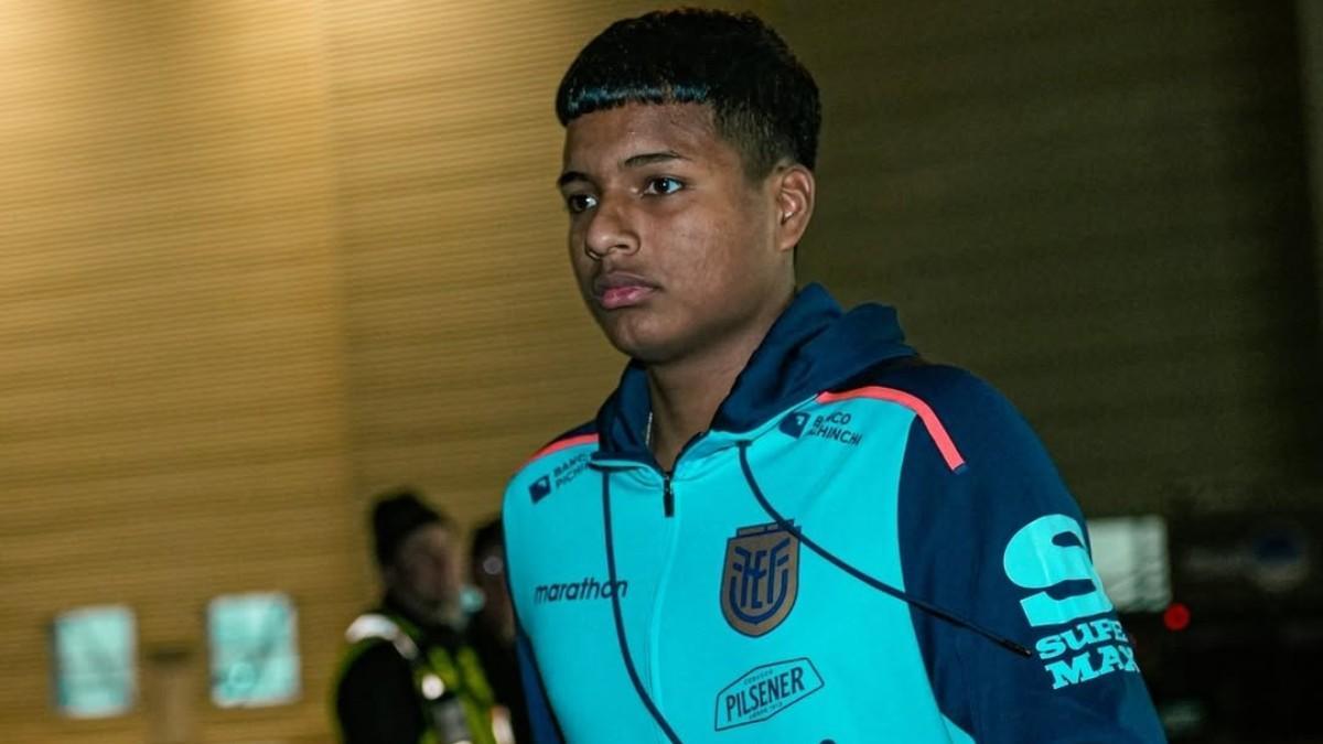 Jeremy Arévalo con el chándal de la 'Tri'