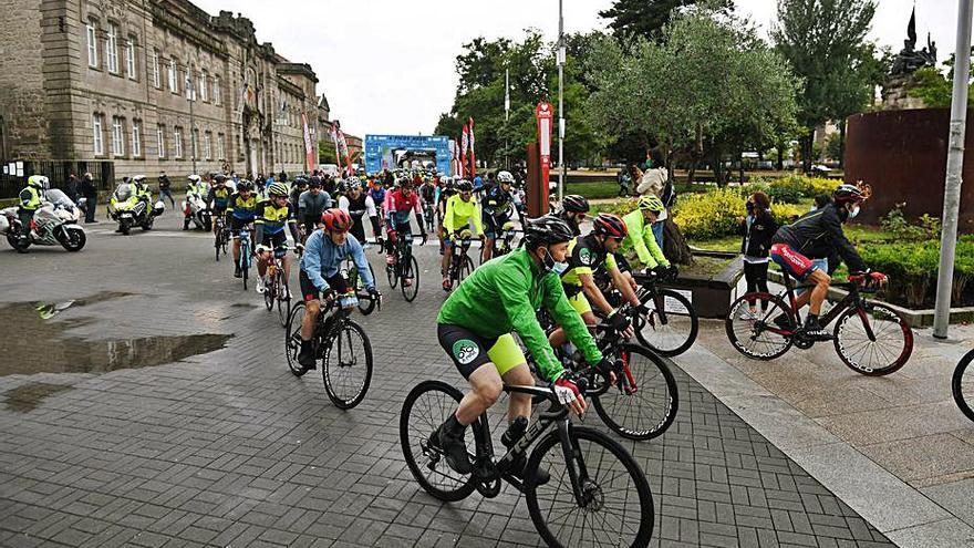 Medio millar de ciclistas desafían a la lluvia en la 4 Picos Road