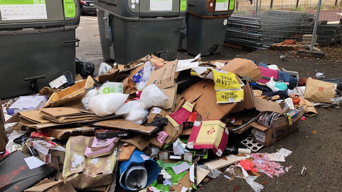 Un munt de brossa fora d’una àrea de contenidors a Girona.