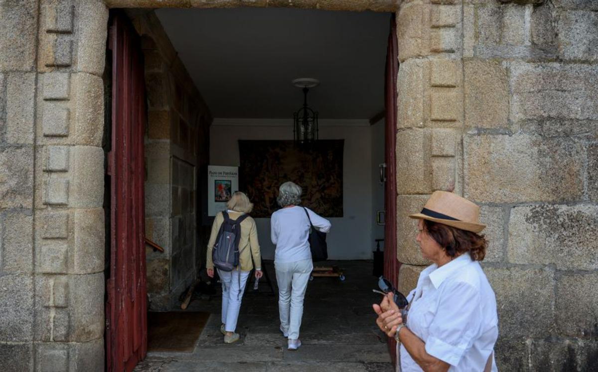 Entrada al pazo de Fefiñáns para visitarlo. | Iñaki Abella