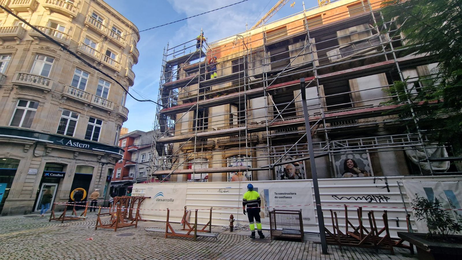 Así se desmontan los andamios en el edificio protegido del centro de Vilagarcía, cuya reconstrucción está a medias y fue paralizada por el Concello hace un año.