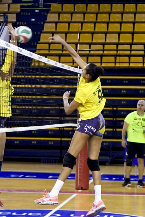 25-02-20 DEPORTES. CENTRO INSULAR DE LOS DEPORTES. LAS PALMAS DE GRAN CANARIA. Entrenamiento y foto de grupo del equipo femenino de volleyball IBSA 7 Palmas.    Fotos: Juan Castro.  | 25/02/2020 | Fotógrafo: Juan Carlos Castro