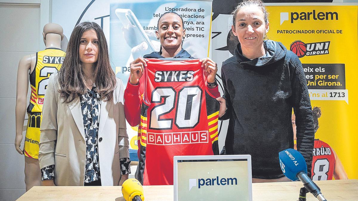 Brittney Sykes, al centre, el dia de la seva presentació com a nova jugadora de l’Spar Girona