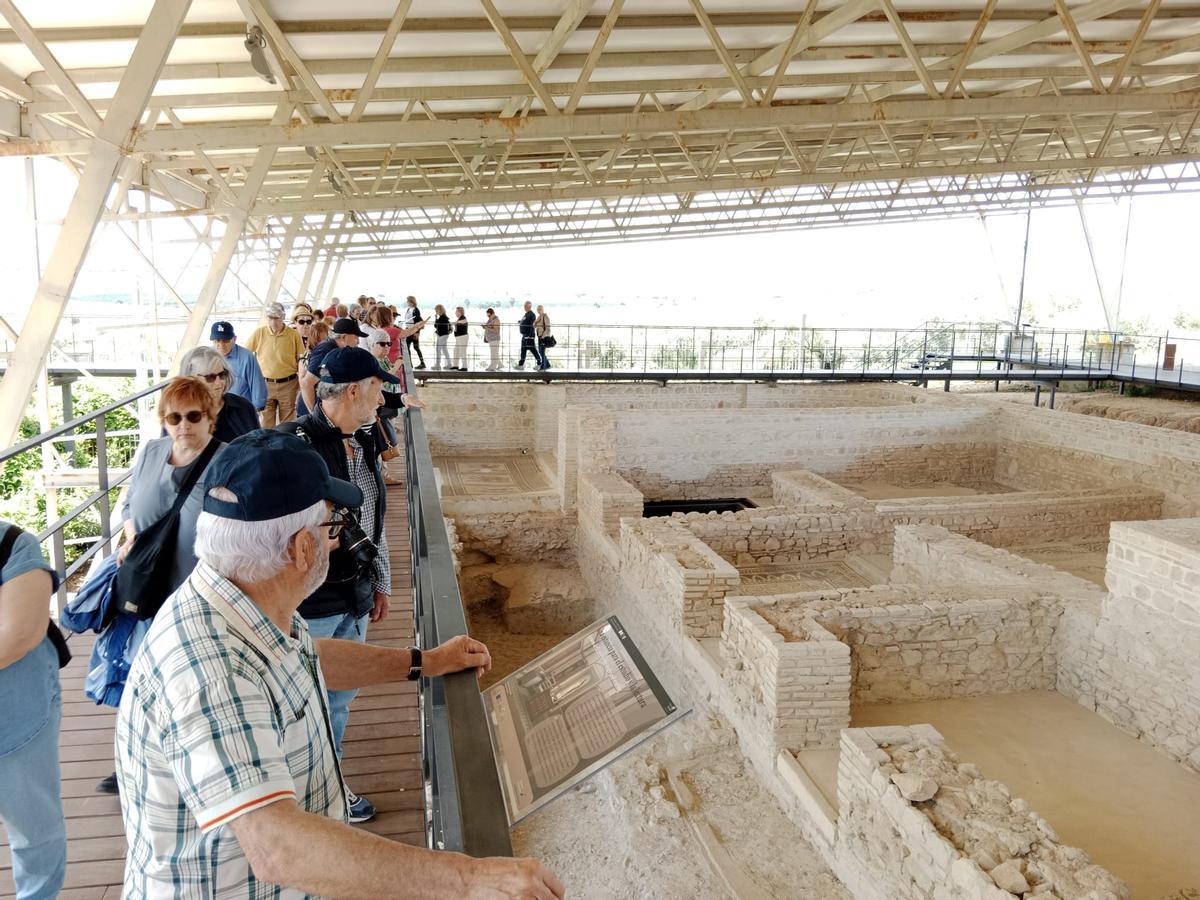 Visitantes en la Villa Romana de Fuente Álamo, en Puente Genil.