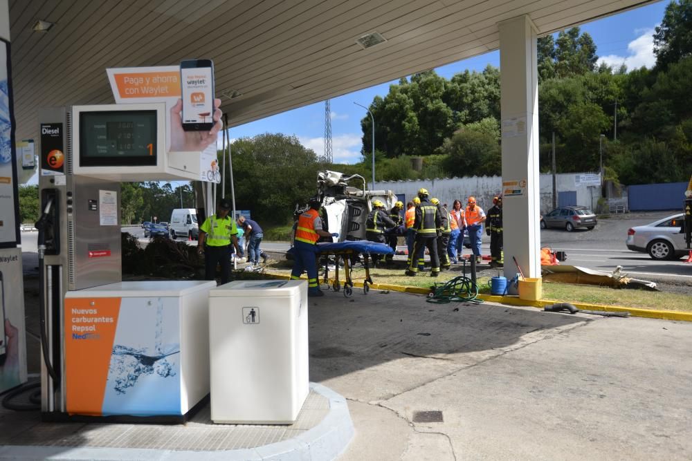 Accidente con vuelco de un camión en Barro