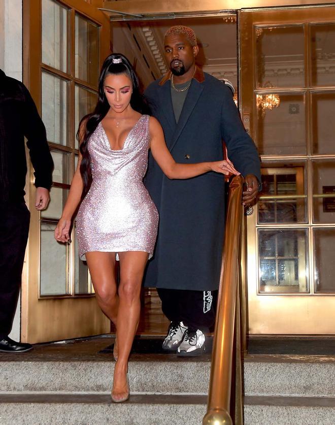 Kim Kardashian y Kanye West, yendo al desfile pre-fall de Versace en Nueva York