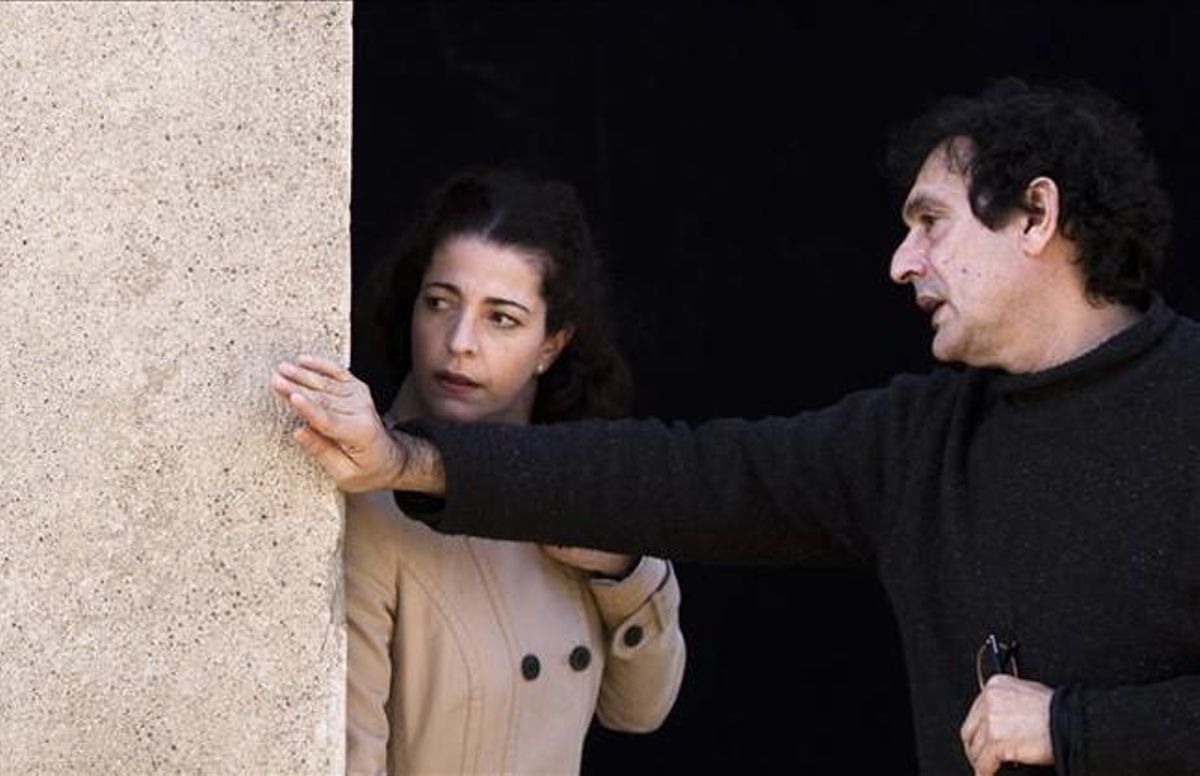 Agustí Villaronga, amb Nora Navas, que dóna vida a la comunista Juana Doña, durant el rodatge de ’Carta a Eva’. Agustí Villaronga, amb Nora Navas, que dóna vida a la comunista Juana Doña, durant el rodatge de ’Carta a Eva’.