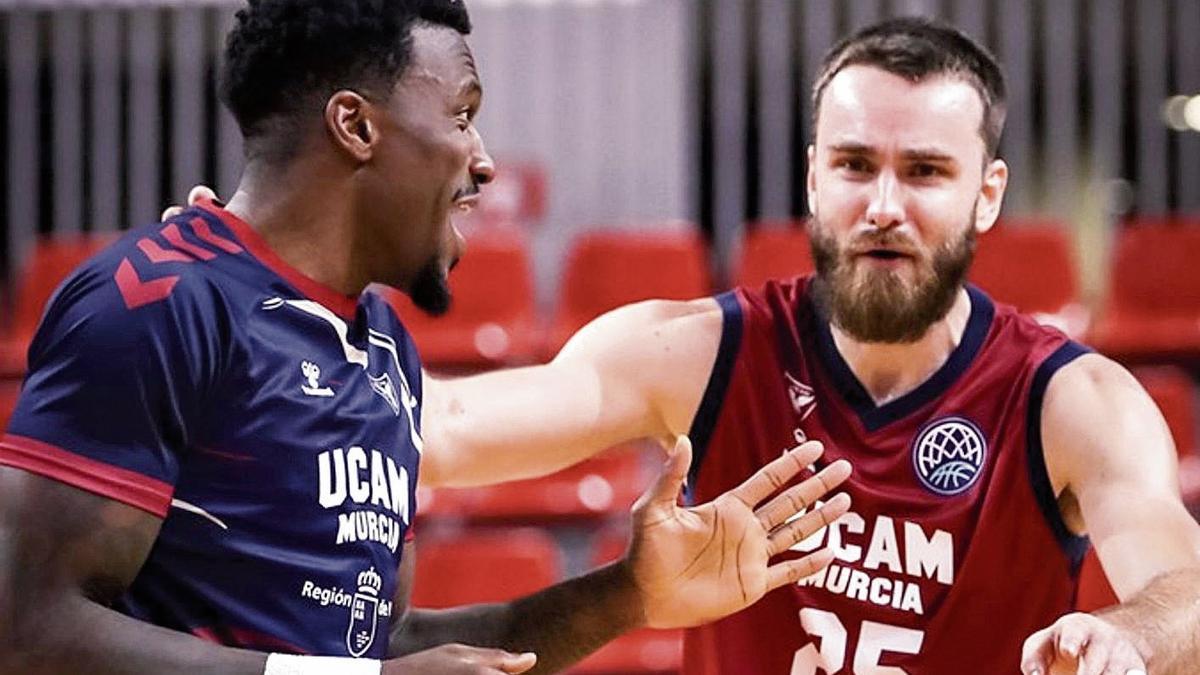 Dylan Ennis y David Jelínek, máximo anotador ayer, al término del encuentro.