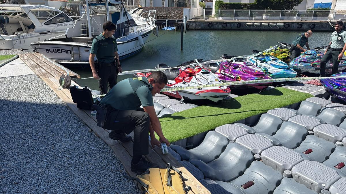 Agents de la Guàrdia Civil precinten les motos d’aigua de l’empresa nàutica que feia l’excursió del menor desaparegut, a la zona de Santa Margarida de Roses