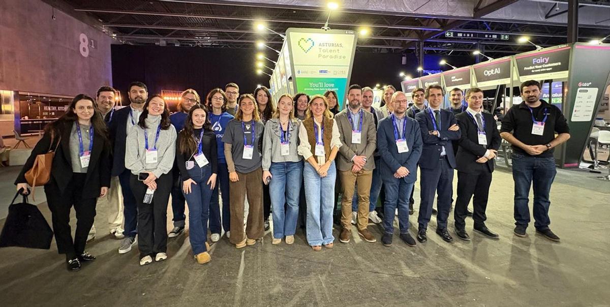 En el centro, la directora general del CEEI, Cristina Fanjul; el director de Asturex, Bruno López, y los directores generales de Innovación, Iván Aitor Lucas, y de Estrategia Digital, Javier Fernández, con los emprendedores asturianos en el Mobile World Congress.