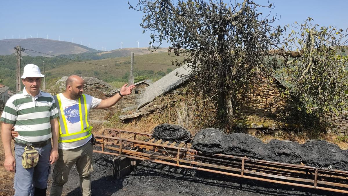 Manuel y José, en una zona del pueblo que ardió por las pavesas del incendio.