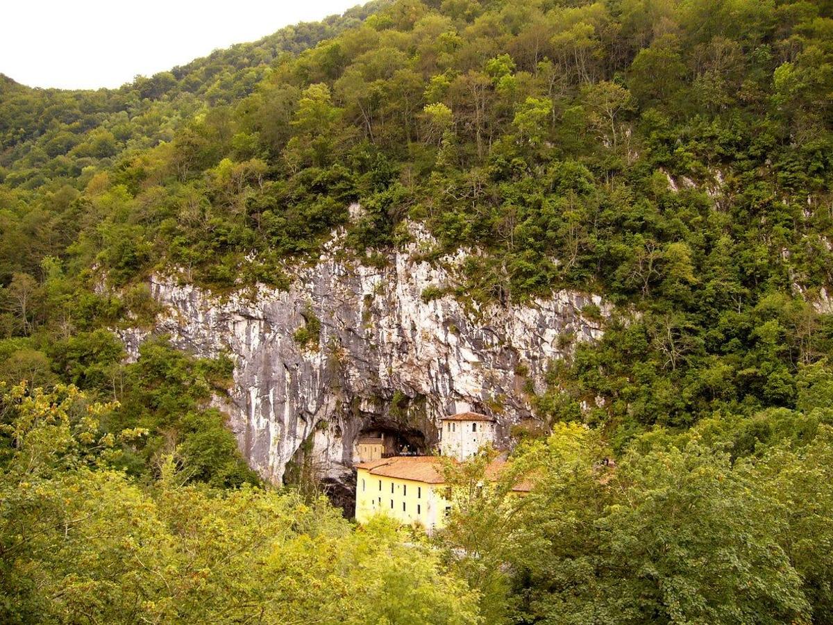 Vision general de la Santa Cueva de Covadonga, Asturias