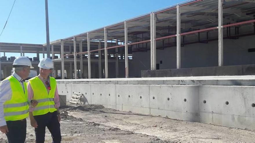 El alcalde de Lorca, Fulgencio Gil, visitó ayer la primera fase de las obras del gran complejo cárnico, que podría comenzar a funcionar este año.