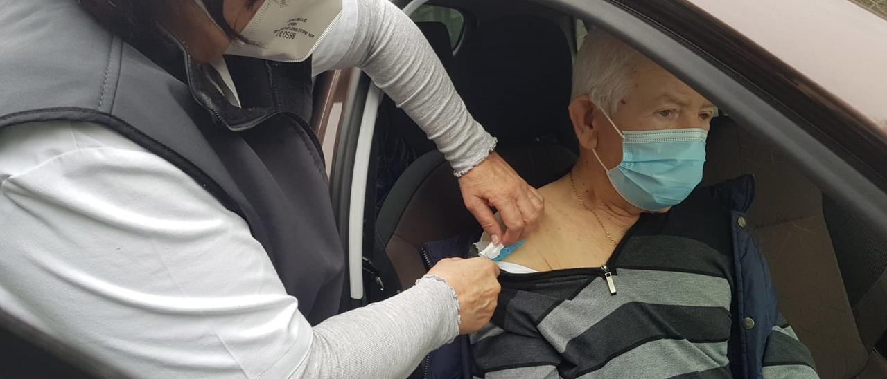 Vacunación a una mujer en el coche en el exterior del centro de salud de Cangas.