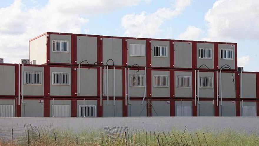 Imagen del instituto número 3 con tres pisos de aulas prefabricadas