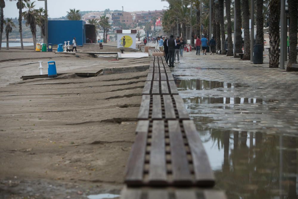 Imágenes de la playa de San Juan, donde la lluvia ha ocasionado serios daños en el arenal y el paseo peatonal.