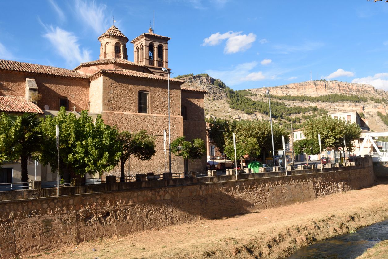 Puedes aprovechar para descubrir el patrimonio de Alhama de Aragón. Aquí, la iglesia de la Natividad.