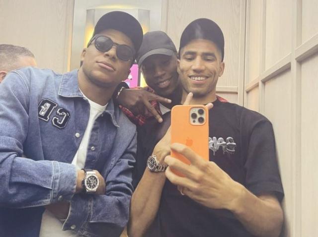 Mbappé posa en Madrid junto a Achraf y el hermano del lateral.