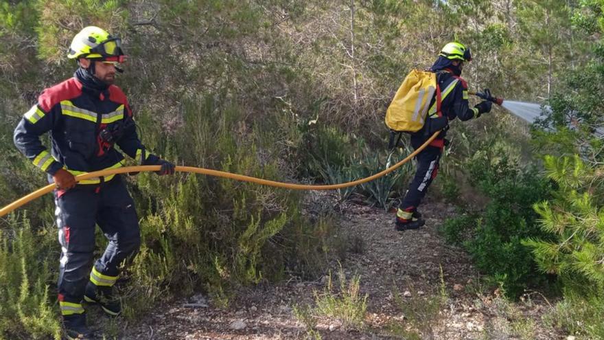 Dos bomberos de Formentera intervienen en un incendio | CIF