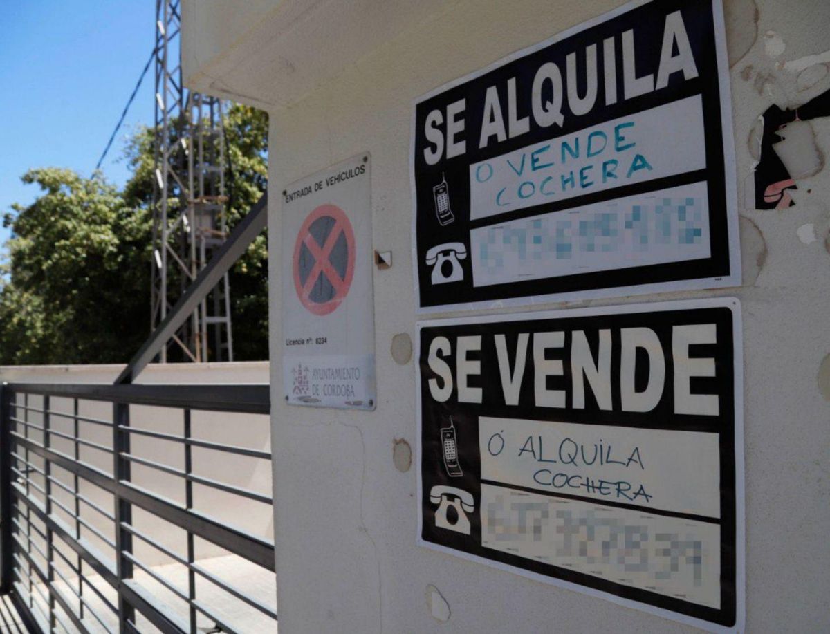 Carteles de alquiler y venta de cocheras en un edificio de viviendas de Córdoba capital. | A. J. GONZÁLEZ