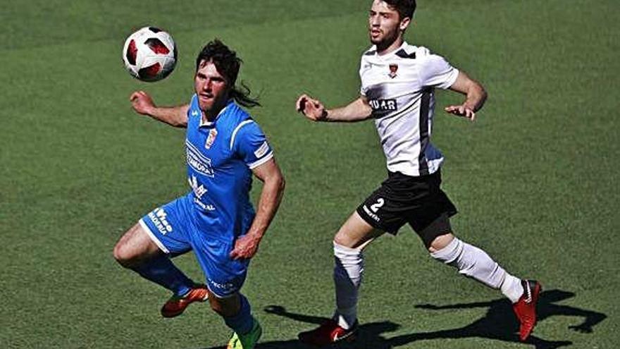 De la Iglesia pugna por un balón ante un rival del Ciudad Rodrigo.