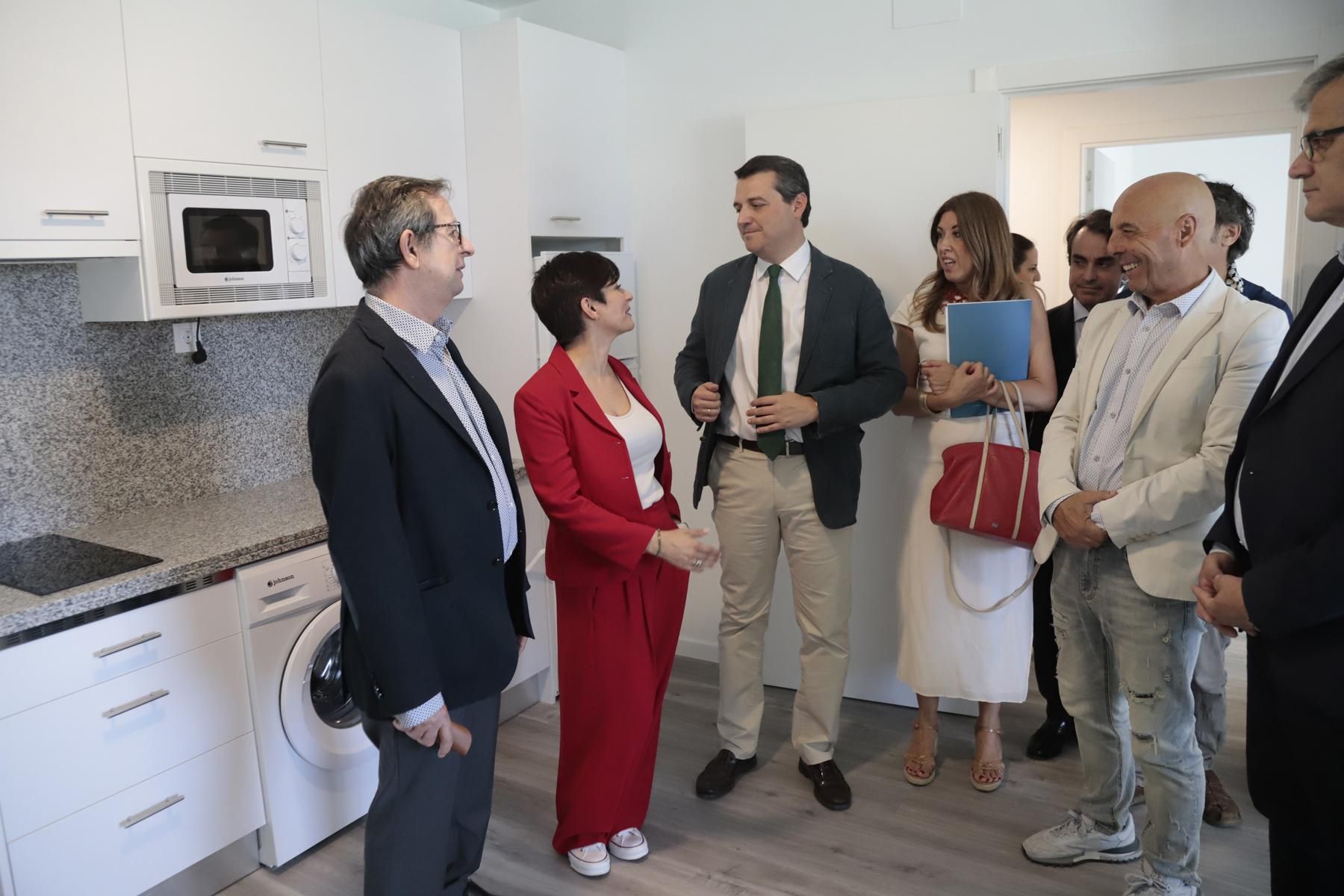 La ministra Isabel Rodríguez visita las viviendas de alquiler de mayores de Sama Naharro