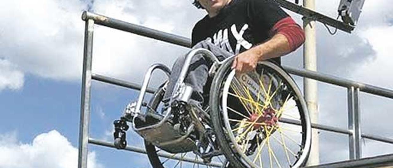 Toni Quiñonero posa en la pista de skate de Son Moix, antes de lanzarse con su silla de ruedas.