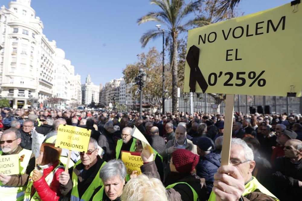 Protesta de jubilados en València: queman cartas de la subida de su pensión