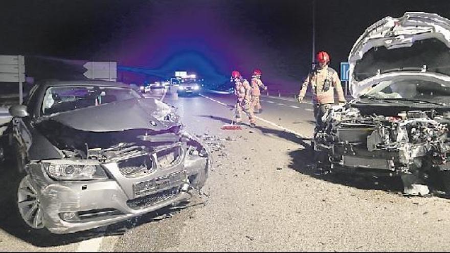 Aparatoso choque de dos vehículos en la nacional 340 en la Magdalena