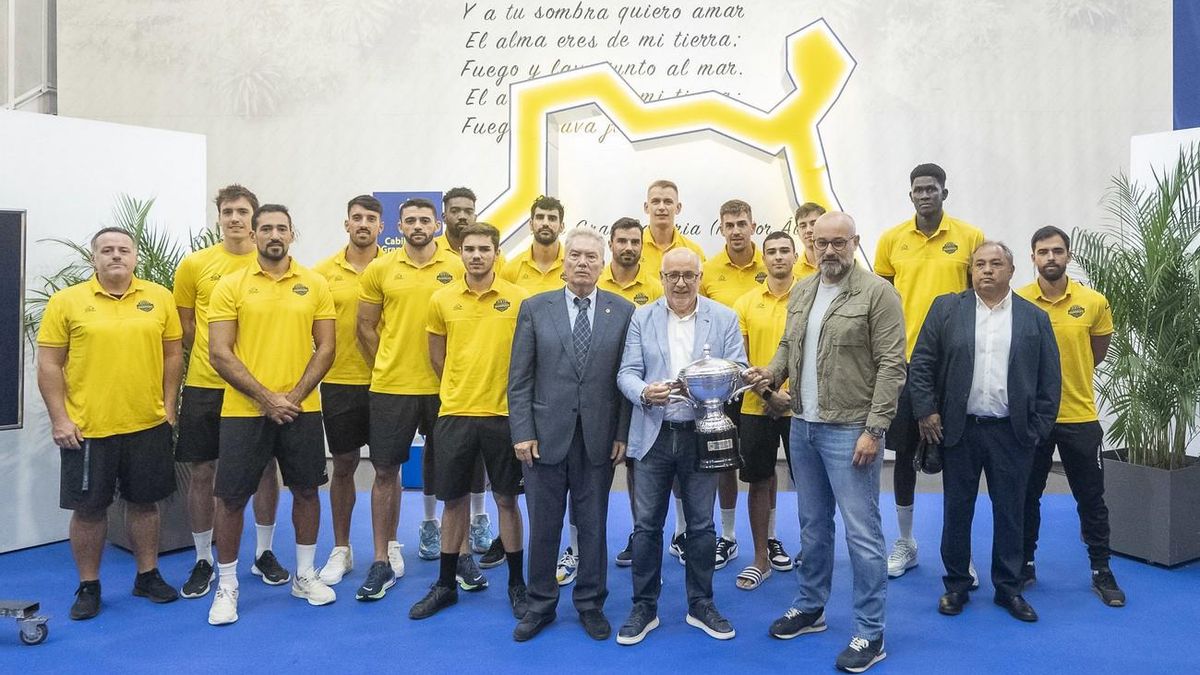 Foto de grupo de la recepción al CV Guaguas en el Cabildo de Gran Canaria este lunes.